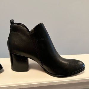 Donald J Pliner zip up leather ankle boots